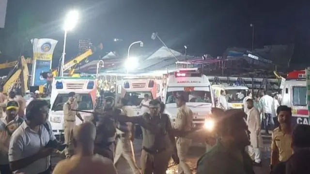 ప్రమాద ప్రాంతంలో అంబులెన్స్లు