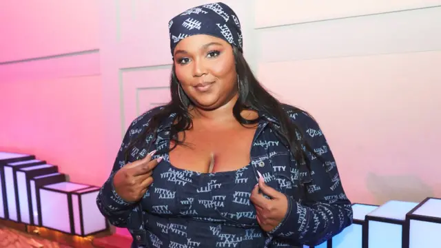 Lizzo posando para foto em um evento
