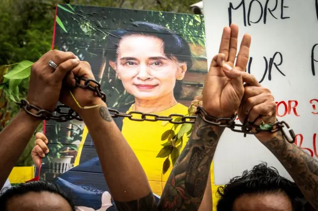 ဒေါ်အောင်ဆန်းကြည်လွတ်မြောက်ရေးတောင်းဆိုဆန္ဒပြမှုတစ်ခု 