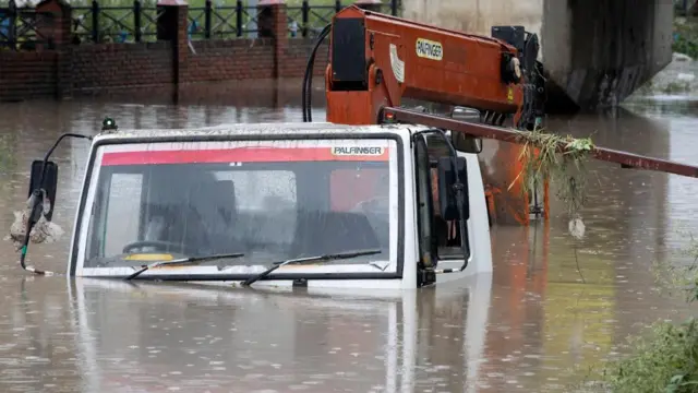 काठमाण्डूमा डुबेको एउटा सवारीसाधन