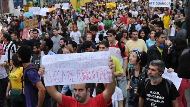 Manifestante exibe cartaz com os dizeres "todas as exigências se resumembwin virtual sportsuma só... chegabwin virtual sportscorrupção"bwin virtual sportsprotestobwin virtual sportsjunhobwin virtual sports2013 no Riobwin virtual sportsJaneiro