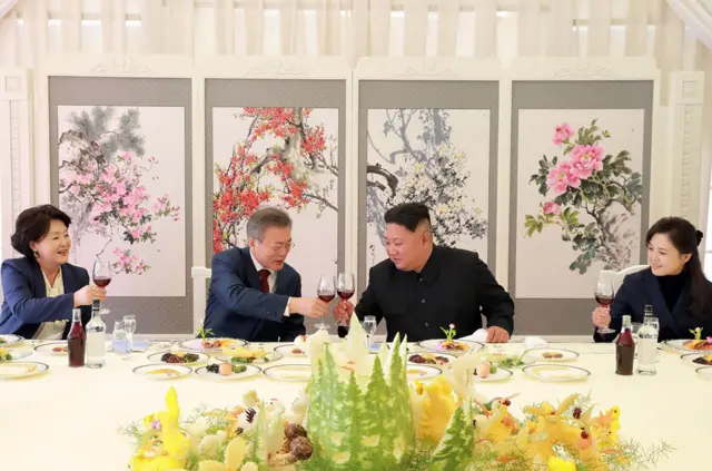 韩国总统文在寅及夫人金正淑、朝鲜最高领导人金正恩及夫人李雪主在第三次朝韩首脑会晤期间。