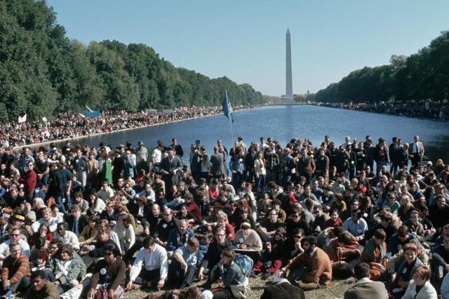 Manifestantes em uma manifestação anti-Guerra do Vietnã se aglomeram ao redor do espelho d'água no Monumento de Washington em Washington, DC, 21 de outubro de 1967