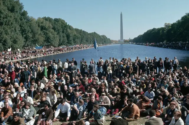 Manifestantesgalera bet donouma manifestação anti-Guerra do Vietnã se aglomeram ao redor do espelho d'água no Monumentogalera bet donoWashingtongalera bet donoWashington, DC, 21galera bet donooutubrogalera bet dono1967