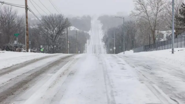 అంగుళాలమేర పేరుకుపోయిన మంచు