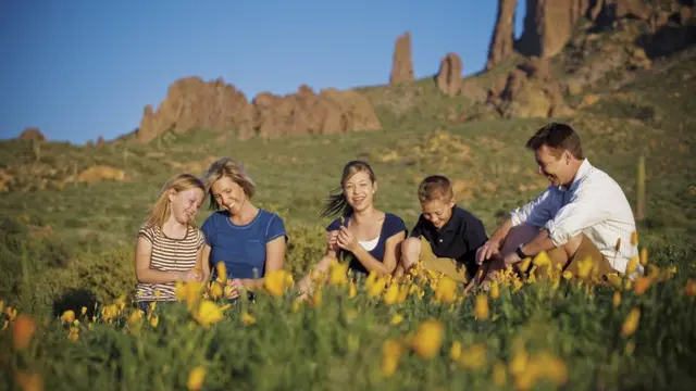 Una familia disfuta del entorno natural de la ciudad