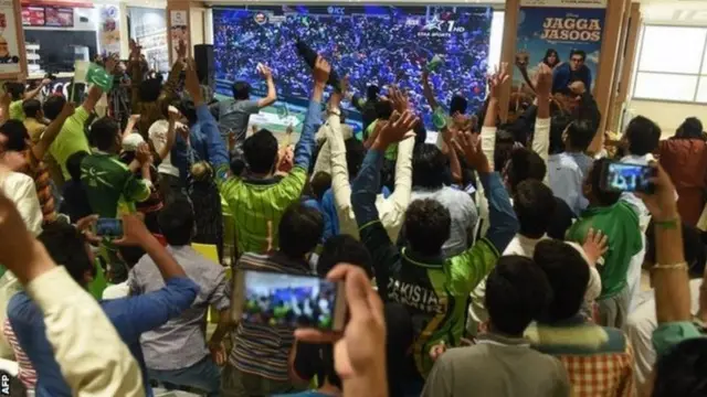 ඉන්දියාව සහ පකිස්තානය පුරා ක්‍රිකට් ලෝලීහු තරඟය නැරඹුහ