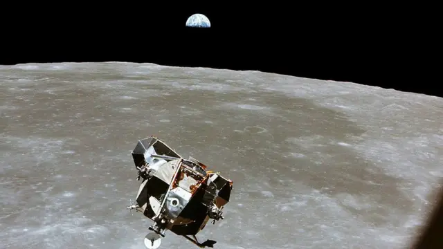 Vista del módulo lunar Águila, la superficie de la Luna y, de fondo, la Tierra.