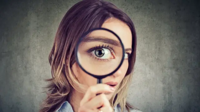 Mujer con una lupa