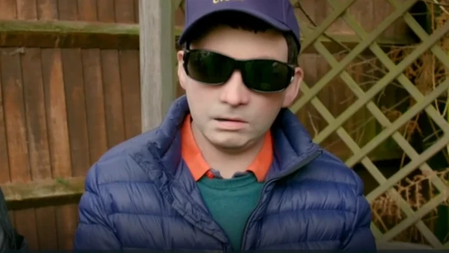 Allex atoka nje kwa mara ya kwanza baada ya kuvalia kifaa alichotengezewa na Zoe Laughlin