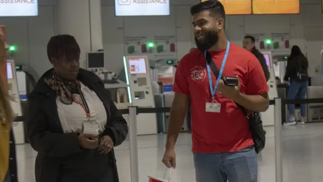 Relawan dari badan amal Islamic Relief