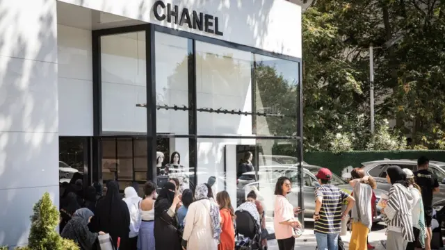 Kurdaki yükseliş ile lüks tüketim ürünlerinin Türkiye'de ucuzlaması bu mağazaların önünde uzun kuyrukların oluşmasına yol açtı