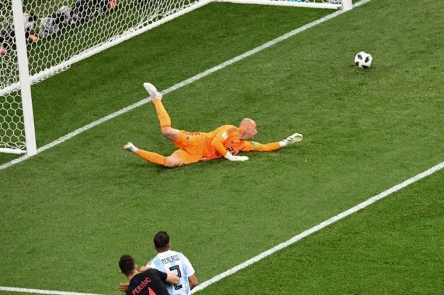 Caballero llegó con lo justo para desviar la pelota de Perisic.