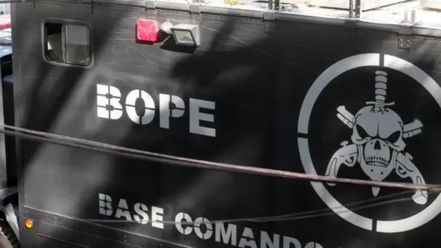 Carro blindado do BOPE em comunidade do RJ