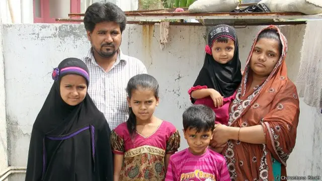 बिलकीस बानो अपने पति और बच्चों के साथ