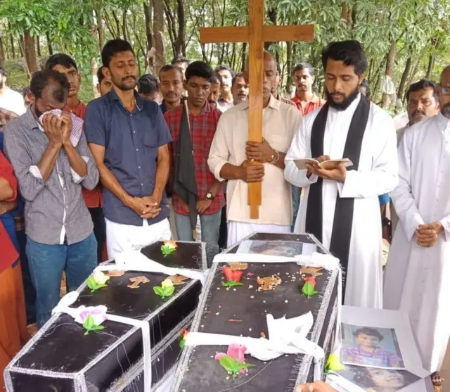 बच्चियों के अंतिम संस्कार में हिस्सा लेते लोग