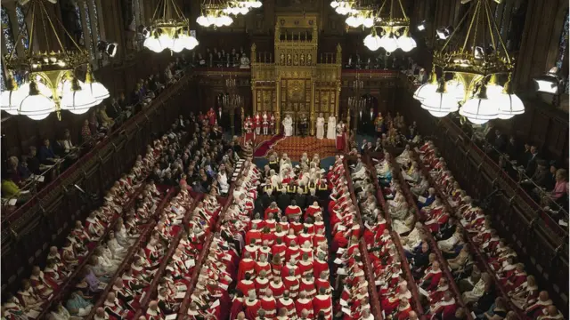 阿斯伽迪亞的憲法在很多方面效仿了英國的制度，但它缺乏英國上議院等機構的透明。