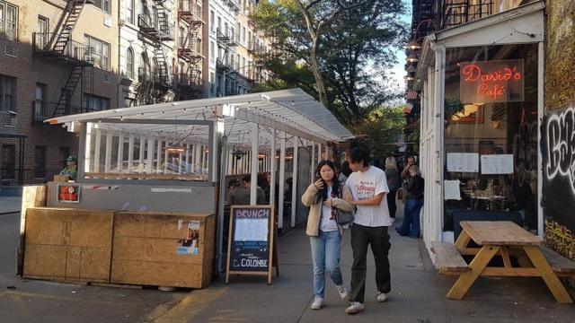 뉴욕 거리 수백 곳에는 임시 식당들이 늘어서 있다