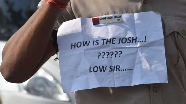 दिल्ली पुलिस हेडक्वॉर्टर के बाहर प्रोटेस्ट करता एक पुलिसकर्मी.