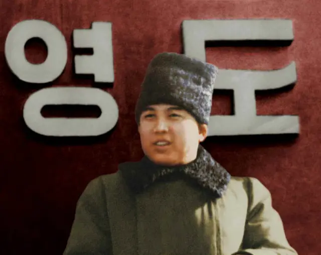 조선인민군 열병대오를 사열하는 김일성 전 국가주석의 모습