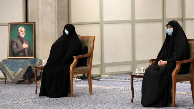 خانواده قاسم سلیمانی با آیت‌الله خامنه‌ای دیدار کردند