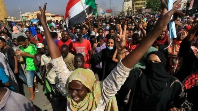 متظاهرون في شارع الستين تتقدمهم امرأة