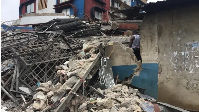 24 hours afta no goment rescue agency don show face for where di school building collapse.