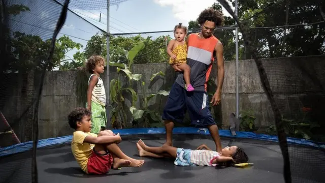 يعمل مايكل كامورو سواريز ليلا في مطعم فطائر البيتزا الذي يمتلكه في كوستاريكا، ويقضي النهار مع أبنائه ليعوضهم عن غيابه في المساء