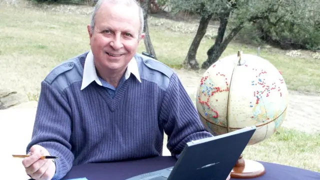 Жан-Поль Нерьер разработал в качестве прикладного инструмента "глобиш" - новую упрощенную форму английского языка со словарем из 1500 слов и примитивной, но стандартизированной грамматикой