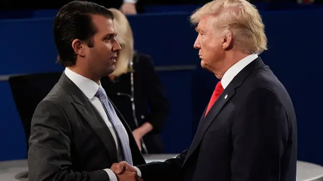 Donald Trump Jr échange une poignée de mains avec son père le 9 octobre 2016 lors de son investiture à la candidature républicaine