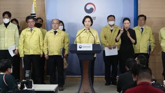 유은혜 사회부총리 겸 교육부 장관이 17일 서울 세종로 정부서울청사에서 전국 유치원과 초·중·고 3차 개학 연기 방안을 발표하고 있다