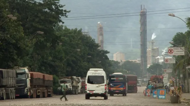 Entrada da Vila Parisi, na Zona Industrial de Cubatão