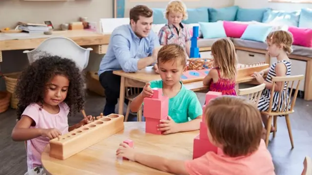 Niños jugando en en un aula de clases.