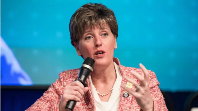 加拿大农业部长玛丽-克洛德·比博表示，并未收到中国方面正式通知，目前不会猜测背后的原因。