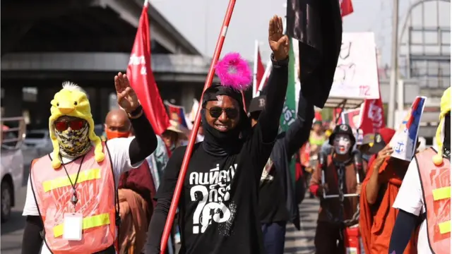 นายจตุภัทร์ บุญภัทรรักษา นำขบวน "เดินทะลุฟ้า" ถึงหน้า ม.เกษตรศาสตร์