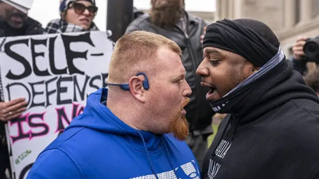 రిటెన్‌హౌస్ విచారణ వెలుపల ఇద్దరు వ్యక్తుల వాగ్వాదం