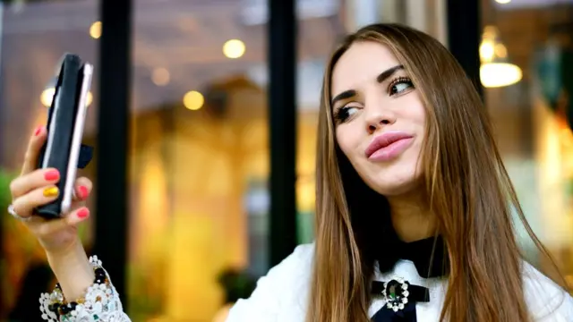 Девушка снимает селфи