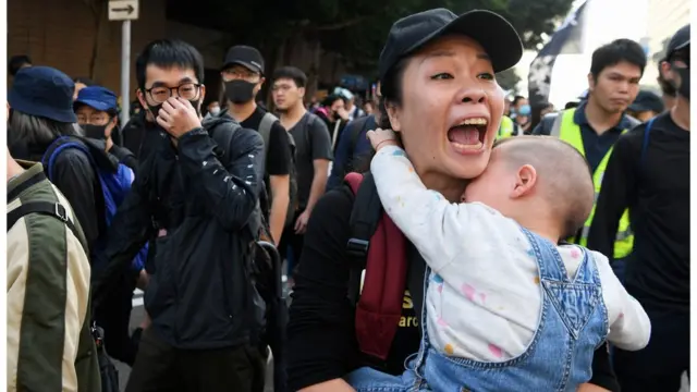 有人带同婴儿游行。