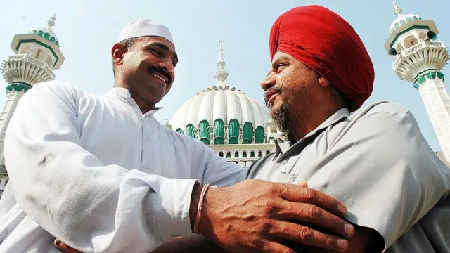 ਮੁਸਲਮਾਨ ਤੇ ਸਿੱਖ ਵਿਅਕਤੀ ਅੰਮ੍ਰਿਤਸਰ ਵਿੱਚ ਇੱਕ ਦੂਜੇ ਨੂੰ ਈਦ ਦੀ ਵਧਾਈ ਦਿੰਦੇ ਹੋ