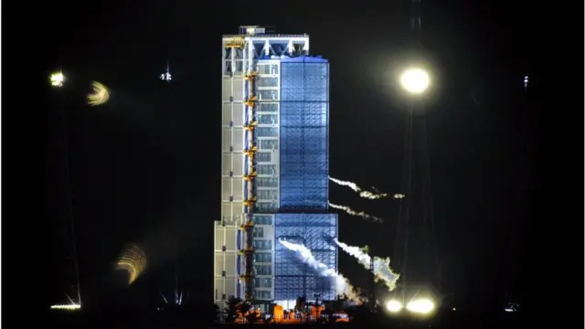 ওয়েনচ্যাং উৎক্ষেপন কেন্দ্র থেকে চ্যাঙই-৫ উৎক্ষেপনের আগের ছবি।