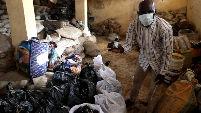 Jami'in yaki da sha da fataucin miyagun kwayoyi rike da kwalbar kodin.