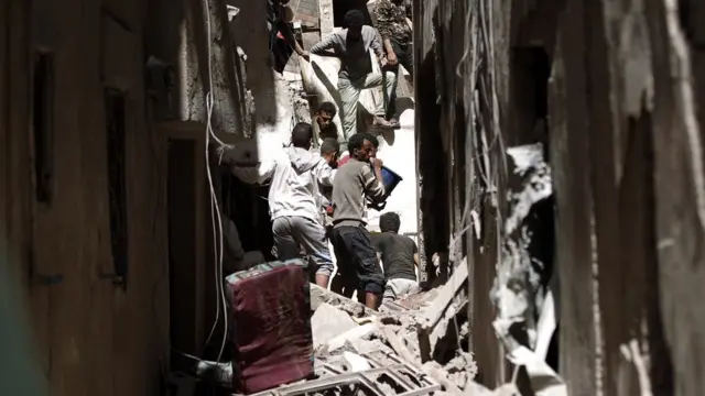 منقذون ينبشون الأنقاض بحثا عن أحياء