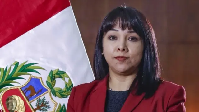 Mirtha Vásquez, junto a la bandera peruana.