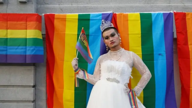 تزين الكثير من المشاركين في المسيرة وارتدوا ملابس احتفالية