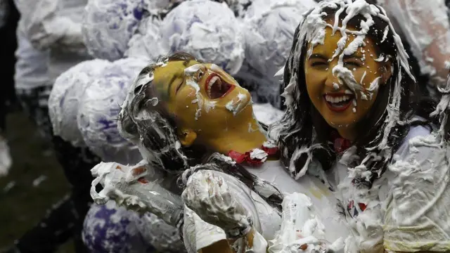 ફીણની હોળીની મસ્તી