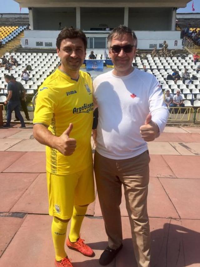 Роман Ващук із футболістом Владиславом Ващуком