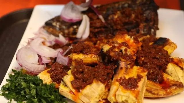 Boli with pepper sauce and fish