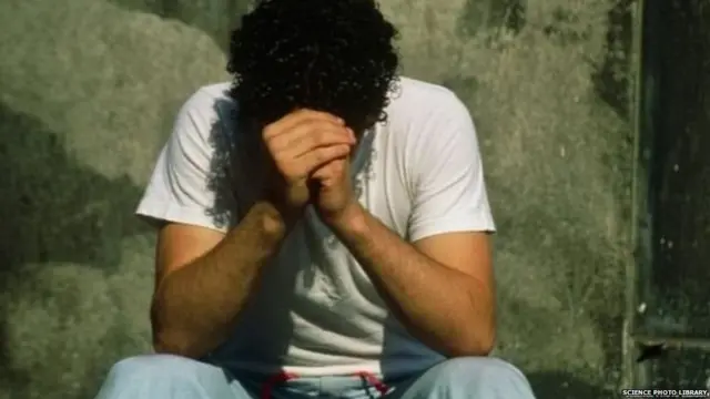 डोक्याला हात लावलेल्या पुरुषाचे चित्र