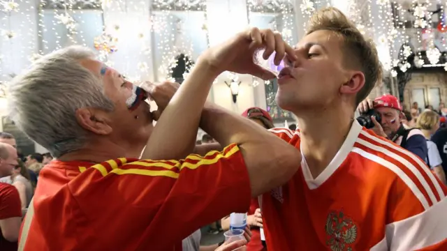 दोन रशियन माणसं दारु पिताना.