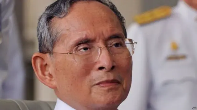 आंदोलनकर्त्यांना राजभवनात शरण येण्यासाठी सांगण्यात आलं. यामुळं तत्कालीन पंतप्रधान थानम कित्तिकार्चन यांचं सरकार संपुष्टात आलं. त्यानंतर तीन वर्षांनी सुरक्षा गटातील लोकांनी डाव्या संघटनांतील विद्यार्थ्यांना मारलं आणि हा प्रकार रोखण्यात अदन्यदूत अपयशी ठरले. त्यावेळी नुकतेच वियतनाम युद्ध संपले होते आणि साम्यवादी विचारांशी सहानुभूती असणाऱ्यांची संख्या वाढत आहे, असं थायलंचडच्या राजेशाहीला वाटत होतं. सरकारला उलथवून टाकण्याचा सैन्यानं अनेक वेळा प्रयत्न केला होता. राजधानीवरही कब्जा करण्यात सैन्याला यश आलं होतं. पण, अदन्यदूत यांच्यावर विश्वास असलेल्या काही सैनिकांच्या मदतीनं राजधानीवर सरकारला परत कब्जा मिळवता आला.